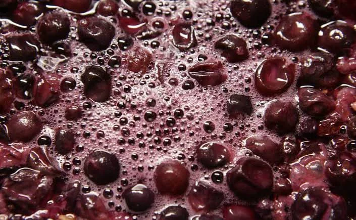 Carbonic Maceration: що таке карбонічна мацерація кави та чому вона змінює смак зерна